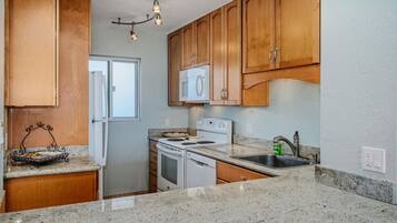 Jääkaappi, mikroaaltouuni, uuni, liesi