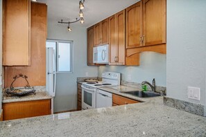 Fridge, microwave, oven, stovetop - Amazing Oceanfront Views! MS420 (Kihei)