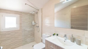 Douche, sèche-cheveux, serviettes fournies