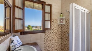 Een douche, een haardroger, handdoeken