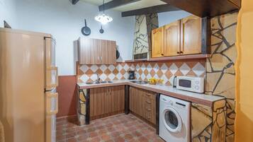 Een koelkast, een microgolfoven, een kookplaat