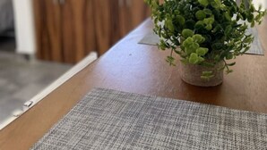 Una cocina con armarios de madera y un ventanal.