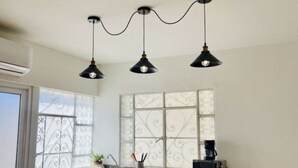 Cocina compacta con ventana, lavamanos y microondas.