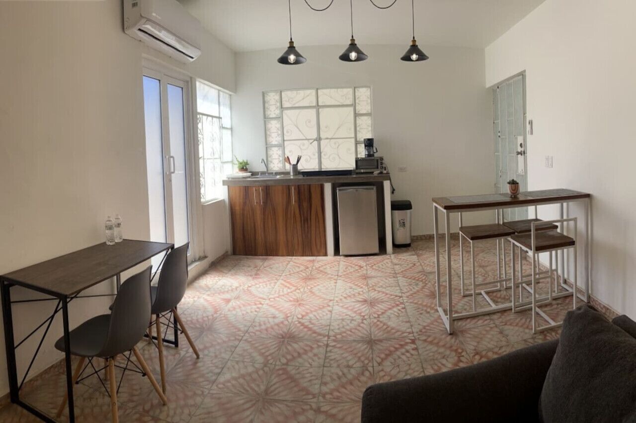 Apartemen Basic | Dapur pribadi | Lemari es kecil, microwave, dan mesin pembuat kopi/teh