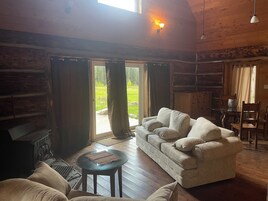 Comfort Cabin, Mountain View | Living area | Books