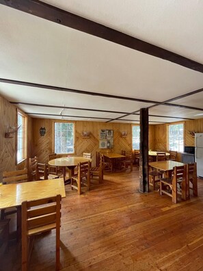 Dining room - Beaverfoot Lodge (Golden)