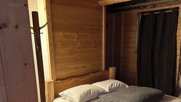 Cabaña Confort, vista a la montaña | Decoración personalizada, muebles diferentes y ropa de cama