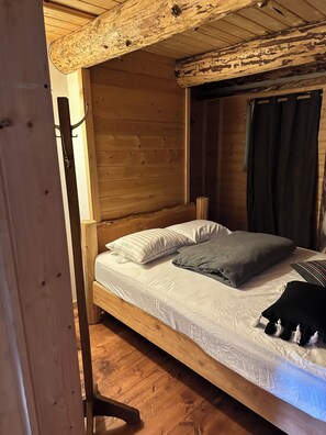 Individually decorated, individually furnished, bed sheets - Beaverfoot Lodge (Golden)