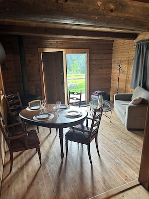 Cabana básico, vista para a montanha | Individualmente decorados, individualmente mobiliados, roupa de cama