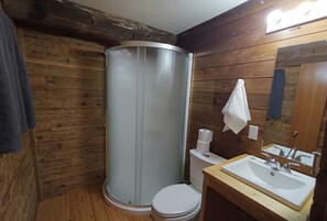 Bathroom - Beaverfoot Lodge (Golden)