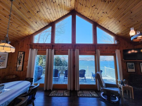 Lakefront w/ large deck, screened porch, dock, private lakefront. Pet friendly! 