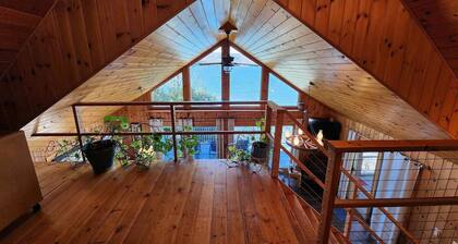 Lakefront w/ large deck, screened porch, dock, private lakefront. Pet friendly!