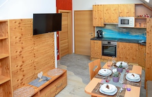 Geladeira, micro-ondas, cooktop, lava-louças