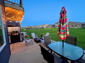 Outdoor dining - Okoboji Bliss: Luxury Lake Retreat, 3-BR, 2.5 baths, Pools, Family Fun! (Arnolds Park)