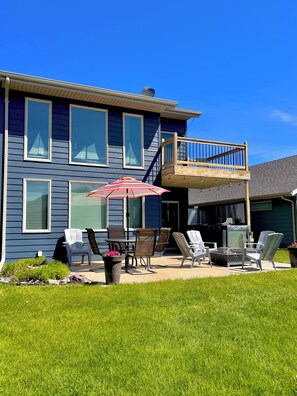Outdoor dining - Okoboji Bliss: Luxury Lake Retreat, 3-BR, 2.5 baths, Pools, Family Fun! (Arnolds Park)