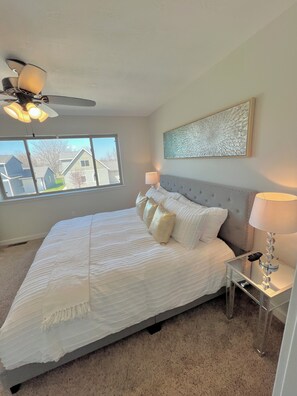 3 bedrooms, iron/ironing board, travel cot, WiFi - Okoboji Bliss: Luxury Lake Retreat, 3-BR, 2.5 baths, Pools, Family Fun! (Arnolds Park)