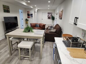 Smart TV - Safe neighborhood. Minutes to freeways, Downtown, and Airport. (Seattle)