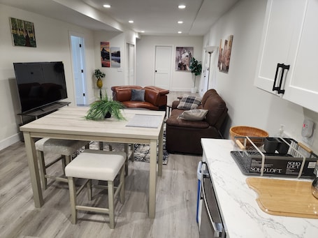 Smart TV. Safe neighborhood. Minutes to freeways, Downtown, and Airport.
