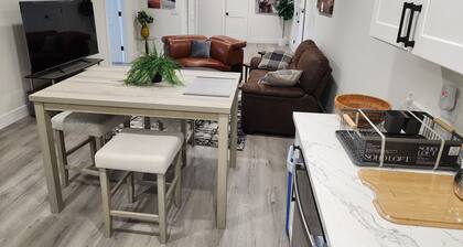 Safe neighborhood. Minutes to freeways, Downtown, and Airport.