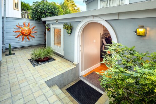 Sunny Bernal Heights Casita with Private Entrance