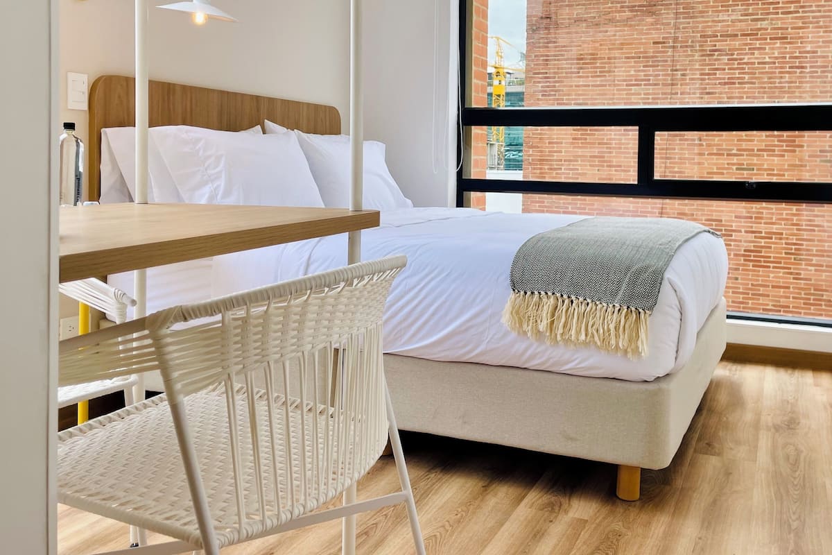 Apartment (512)