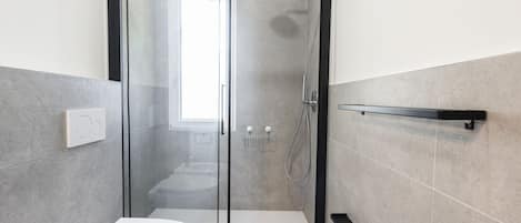 Douche, sĂšche-cheveux, bidet, serviettes fournies