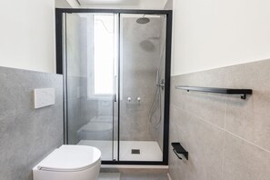 Douche, sèche-cheveux, bidet, serviettes fournies