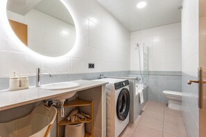 Ducha, secador de pelo, toallas