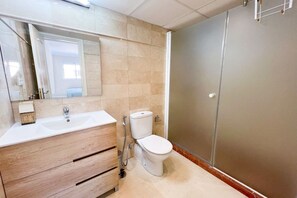 Shower, hair dryer, towels - Apartment in Marbella Center with sea views (Marbella)