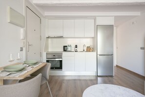 Fridge, microwave, oven, coffee/tea maker