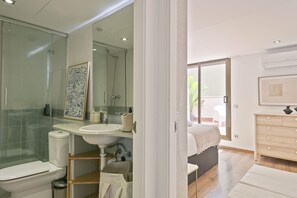 Shower, hair dryer, towels