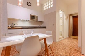 Placa de cocina, cafetera/tetera, utensilios de cocina