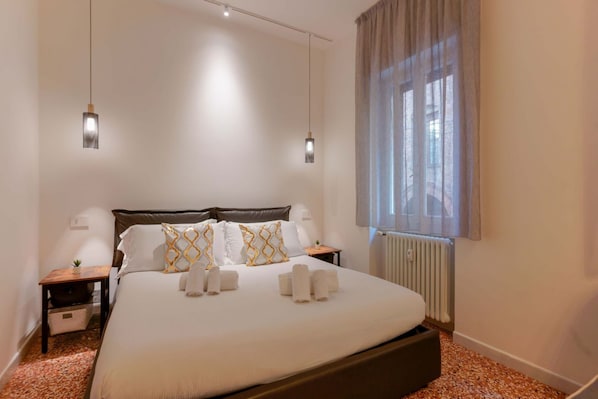 1 bedroom, bed sheets
