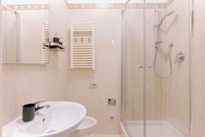 Douche, sèche-cheveux, bidet, serviettes fournies