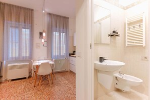 Ducha, secador de pelo, bidet, toallas