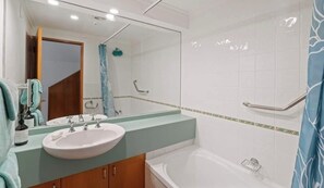 Family Apartment | Bathroom - Aspen Getaway (Queenstown)