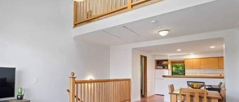 Ein modernes Apartment mit Wohnzimmer, Essbereich und Küche.