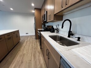 Microondas, horno, placa de cocina y lavavajillas