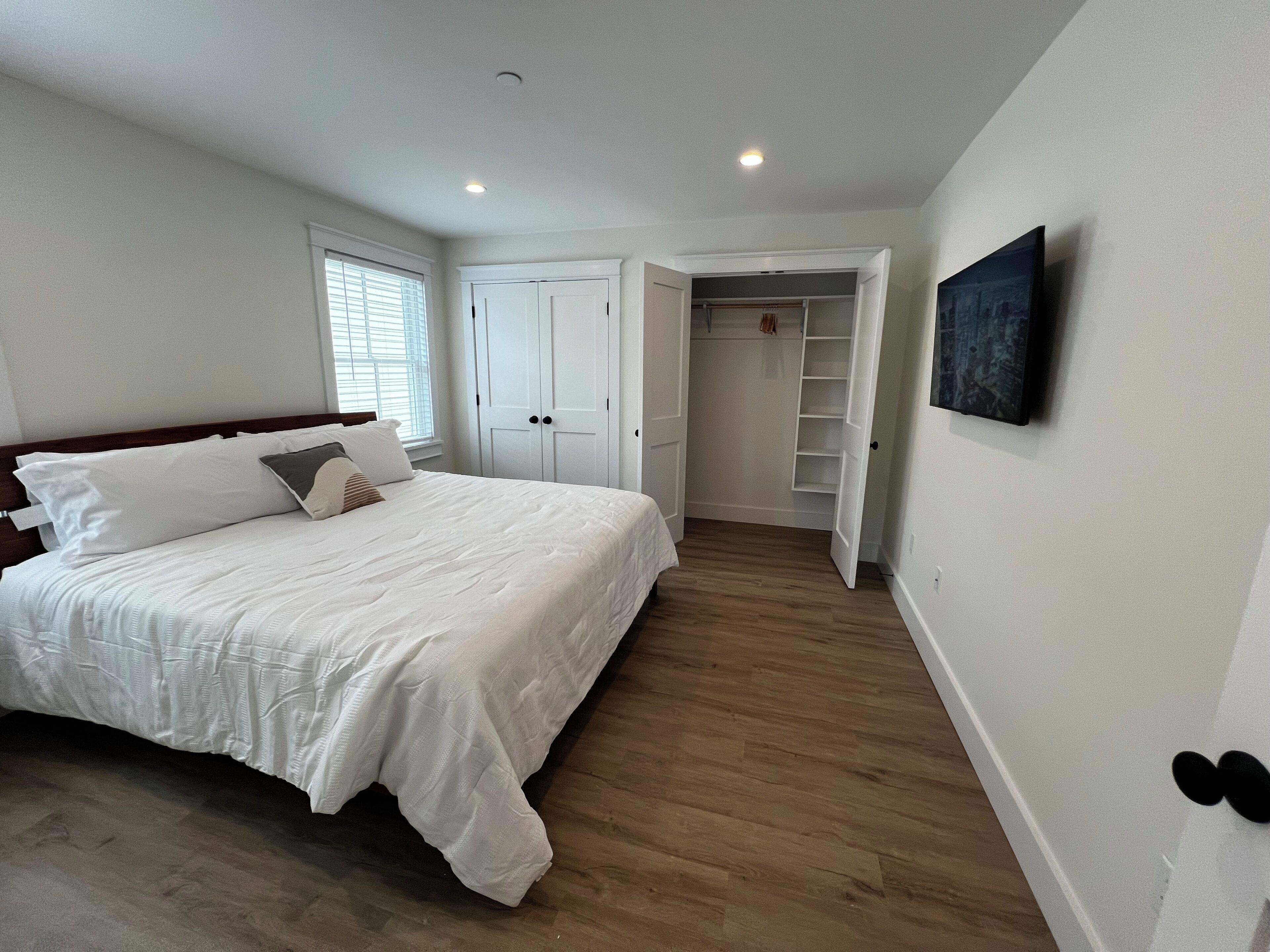 1 chambre, bureau, fer et planche à repasser, lit de bébé portatif