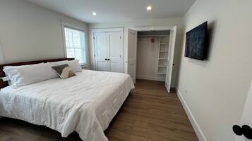 1 chambre, bureau, fer et planche à repasser, lit de bébé portatif