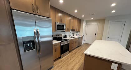 Modern Hudson Valley Apt 202 - King/Queen/Twin