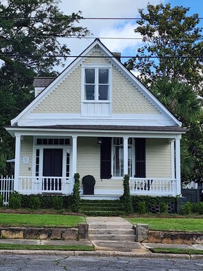 Exterior - Charming Historic Home within Walking Distance to Downtown (Thomasville)