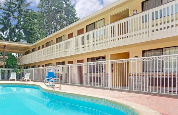 حمّام سباحة خارجي