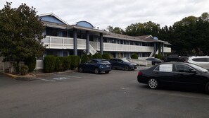 Parking - Seattle Value Inn Near Tacoma Airport I-5 (Tukwila)