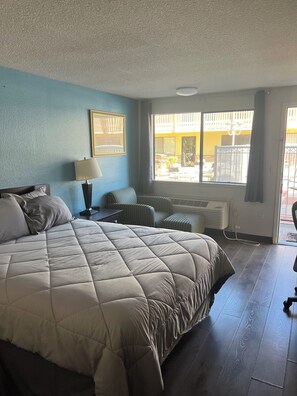 Standard Room, 1 Queen Bed, Non Smoking