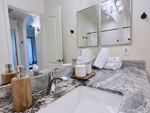 Hårføner, håndklær, såpe og sjampo