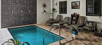 this cozy unit is about 3 mins to the malls,bars, casinos,
