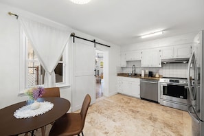 Private kitchen - 12 Minutes to Truist Park! Private Pool! 25 mins from East Cobb Baseball! (Smyrna)