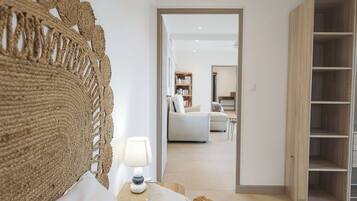 2 kamar tidur, kedap suara, setrika/meja setrika, dan Wi-Fi gratis