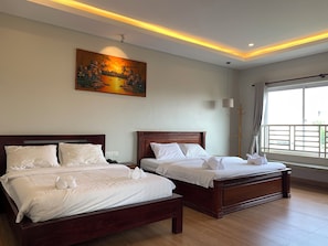 Deluxe-Vierbettzimmer, Poolblick | Hochwertige Bettwaren, kostenloses WLAN, Bettwäsche